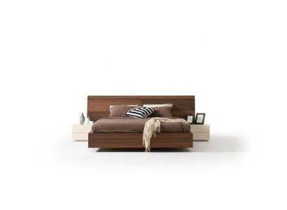 Elegante cama moderna con dos mesitas de noche de madera natural