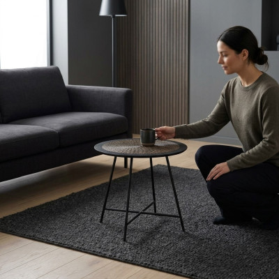 Mesa de centro en estilo contemporáneo con tablero de imitación de madera natural.