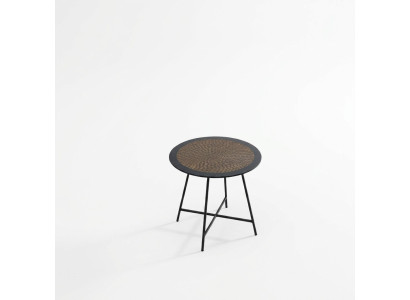 Mesa de centro en estilo contemporáneo con tablero de imitación de madera natural.