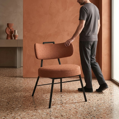 Moderna silla redonda con asiento de materiales naturales con tapizado de tela.