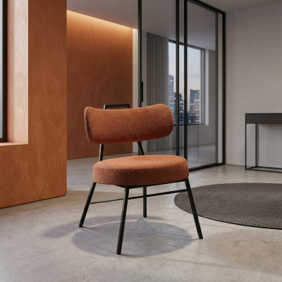 Moderna silla redonda con asiento de materiales naturales con tapizado de tela.