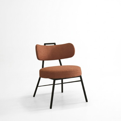 Moderna silla redonda con asiento de materiales naturales con tapizado de tela.