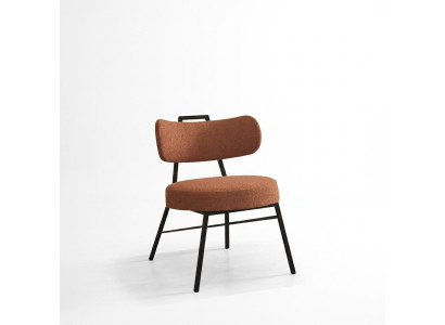 Moderna silla redonda con asiento de materiales naturales con tapizado de tela.