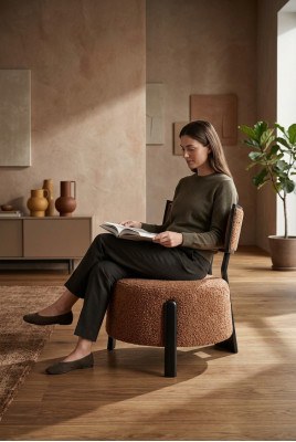 Silla de diseñador de lujo con acolchado de tela premium cómodo.