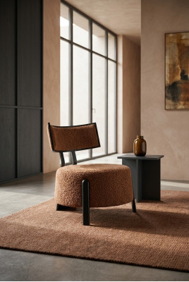 Silla de diseñador de lujo con acolchado de tela premium cómodo.