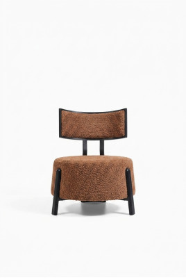 Silla de diseñador de lujo con acolchado de tela premium cómodo.