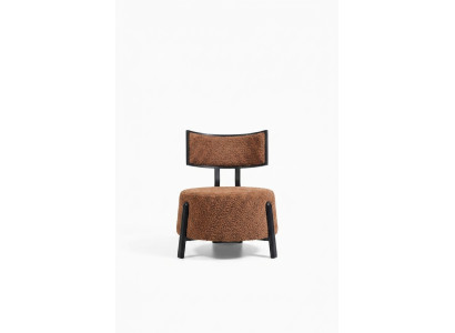 Silla de diseñador de lujo con acolchado de tela premium cómodo.