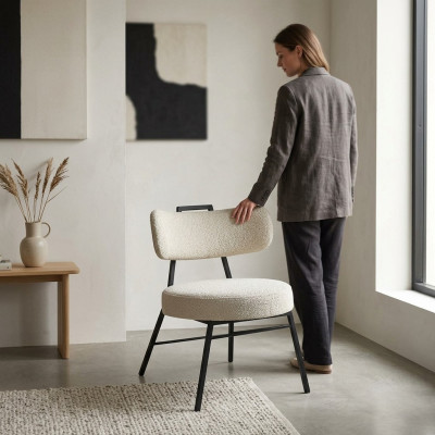 Silla de diseño de lujo de madera con acolchado suave para comedor.