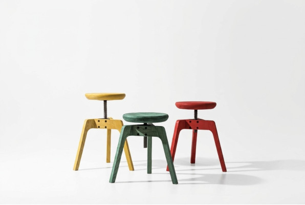 Moderno set de 3 lujosas sillas de diseñador hechas de madera de alta calidad.
