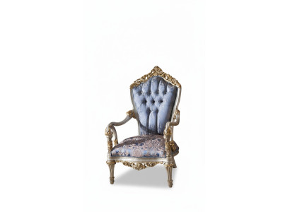 Sillón de lujo de estilo clásico para la sala de estar con patrones decorativos dorados.
