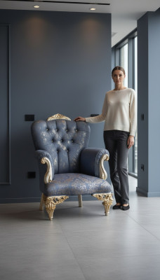 Un fabuloso sillón clásico de color cielo para tu sala de estar.