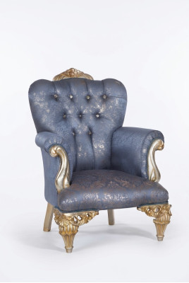 Un fabuloso sillón clásico de color cielo para tu sala de estar.