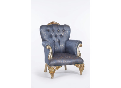 Un fabuloso sillón clásico de color cielo para tu sala de estar.