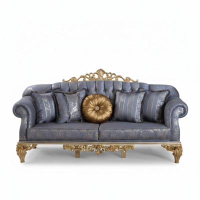 Sofá clásico y exigente en diseño Chesterfield para la sala de estar con cojines dorados.