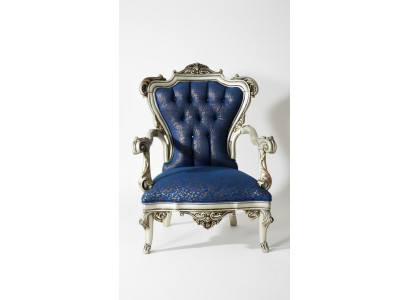 Una fabulosa silla de estilo clásico en azul con patrones decorativos.