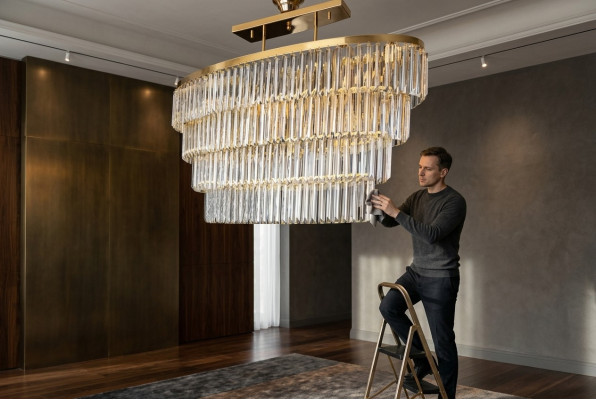 Lámpara colgante de techo de araña de lujo de cristal dorado para sala de estar.