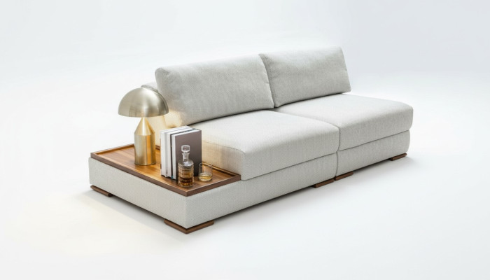 Sofá moderno de dos plazas con mesa de madera integrada y asiento amplio.