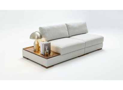 Sofá moderno de dos plazas con mesa de madera integrada y asiento amplio.