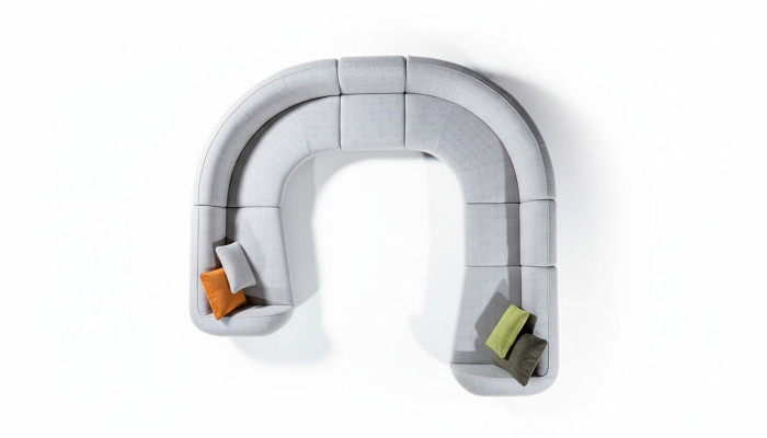 Gran conjunto de sala de estar de Sofá en forma de U de gran tamaño de color gris, lujoso y moderno.