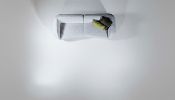 Sofá gris de diseño, muebles tapizados, sala de estar moderna, de cuatro plazas, nuevo.