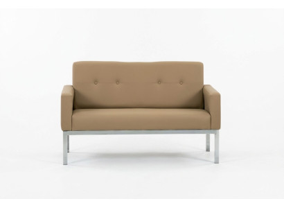 Sofá de oficina de dos plazas beige con estructura de madera y tapizado textil.