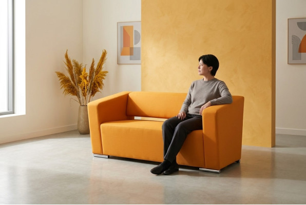 Sofá amarillo de lujo de dos plazas estilo oficina. Mueble tapizado en tela.