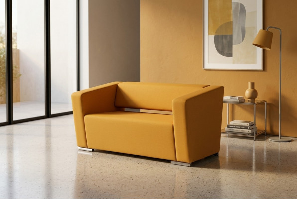 Sofá amarillo de lujo de dos plazas estilo oficina. Mueble tapizado en tela.