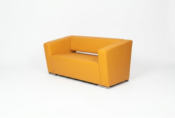 Sofá amarillo de lujo de dos plazas estilo oficina. Mueble tapizado en tela.