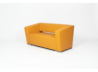 Sofá amarillo de lujo de dos plazas estilo oficina. Mueble tapizado en tela.