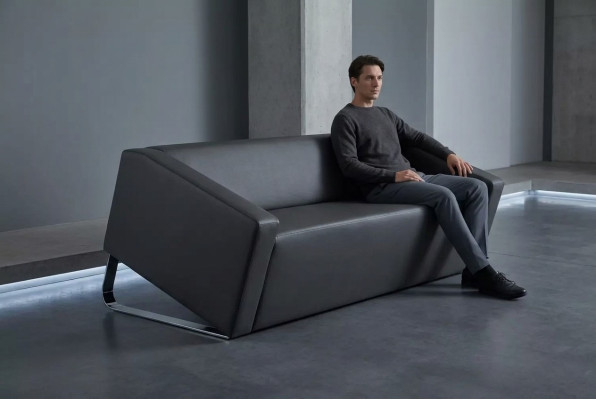Elegante sofá de oficina de tres plazas tapizado en tela para la sala de estar.