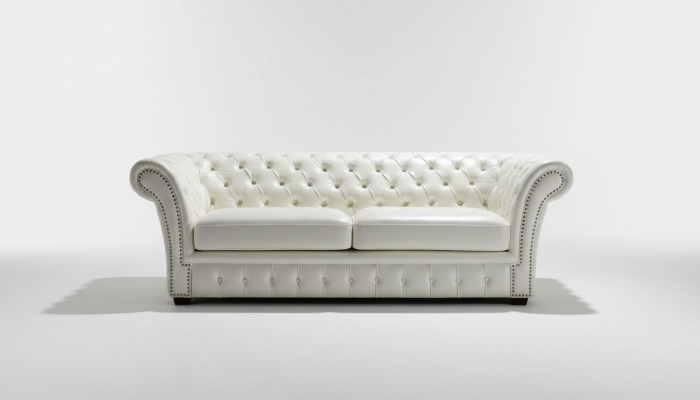 Sofá Chesterfield de lujo de tres plazas para salón en color blanco.