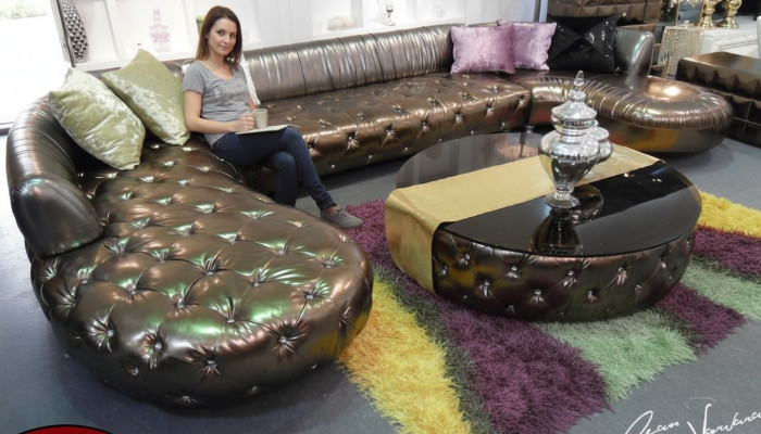 Sofá esquinero Chesterfield en forma de U de lujo, sofá de esquina dorado de diseño de alta gama.
