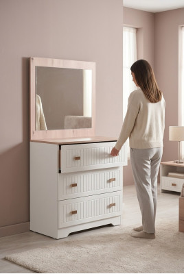 Cómoda con espejo, mesa consola, muebles blancos modernos en el dormitorio.