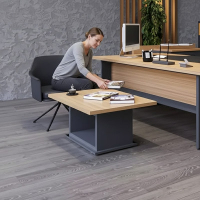 Mesa de centro de diseñador marrón de madera para sala de estar.