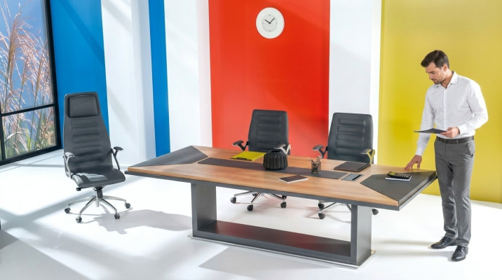 Cómoda y elegante mesa de conferencias o escritorio de oficina en madera.