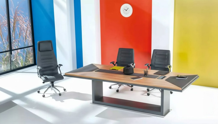Cómoda y elegante mesa de conferencias o escritorio de oficina en madera.