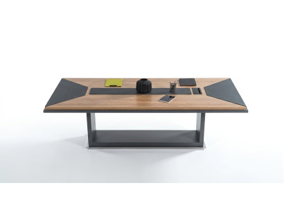 Cómoda y elegante mesa de conferencias o escritorio de oficina en madera.