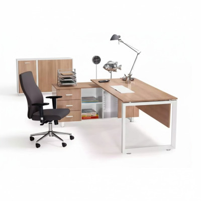 Escritorio de esquina de madera marrón. Muebles de oficina exclusivos y modernos en la oficina en casa.