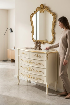 Salón clásico blanco de madera con cómoda de consola de cajones de diseño nuevo.