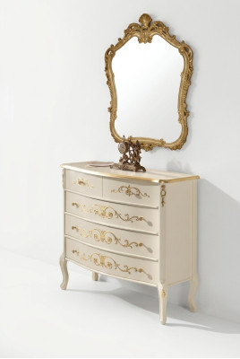 Salón clásico blanco de madera con cómoda de consola de cajones de diseño nuevo.