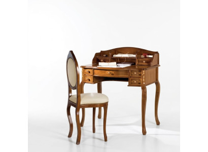 Escritorio clásico con silla de madera marrón en una oficina
