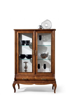 Armario de madera de lujo con vitrina clásica.