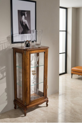 Clásico aparador marrón de lujo, vitrina de vidrio, muebles de madera de diseñador para la sala de estar.