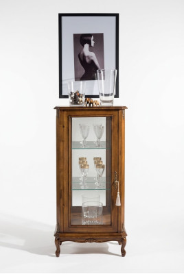 Clásico aparador marrón de lujo, vitrina de vidrio, muebles de madera de diseñador para la sala de estar.