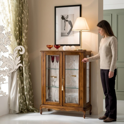 Armario de madera de alta calidad, color marrón, muebles de estilo clásico, vitrina.