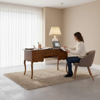 Escritorio de oficina marrón. Muebles de lujo para una oficina en casa. Escritorio de madera clásico.