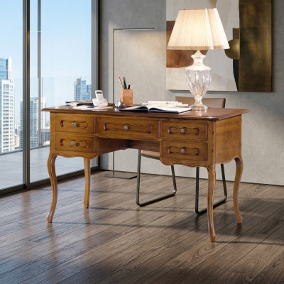 Escritorio de oficina marrón. Muebles de lujo para una oficina en casa. Escritorio de madera clásico.