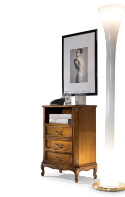 Cómoda clásica de madera marrón para la sala de estar con 3 cajones diseño lámpara.