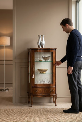 Vitrina clásica de madera y vidrio, mueble de vitrina de vidrio de lujo para la sala de estar diseñado por un diseñador.