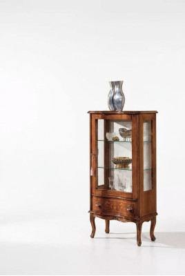 Vitrina clásica de madera y vidrio, mueble de vitrina de vidrio de lujo para la sala de estar diseñado por un diseñador.